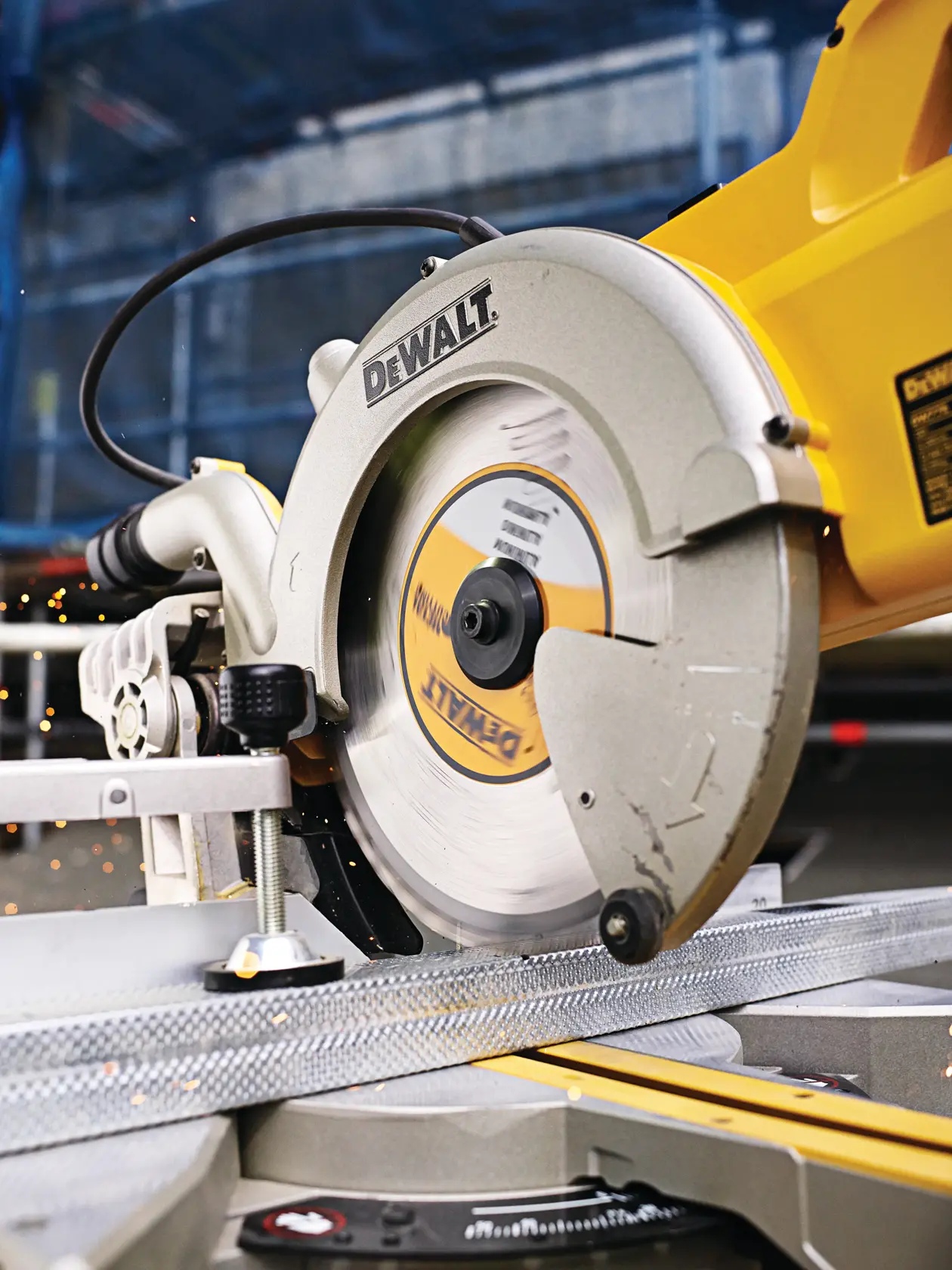 Sega circolare DEWALT che taglia metallo, con scintille visibili durante l'uso.
