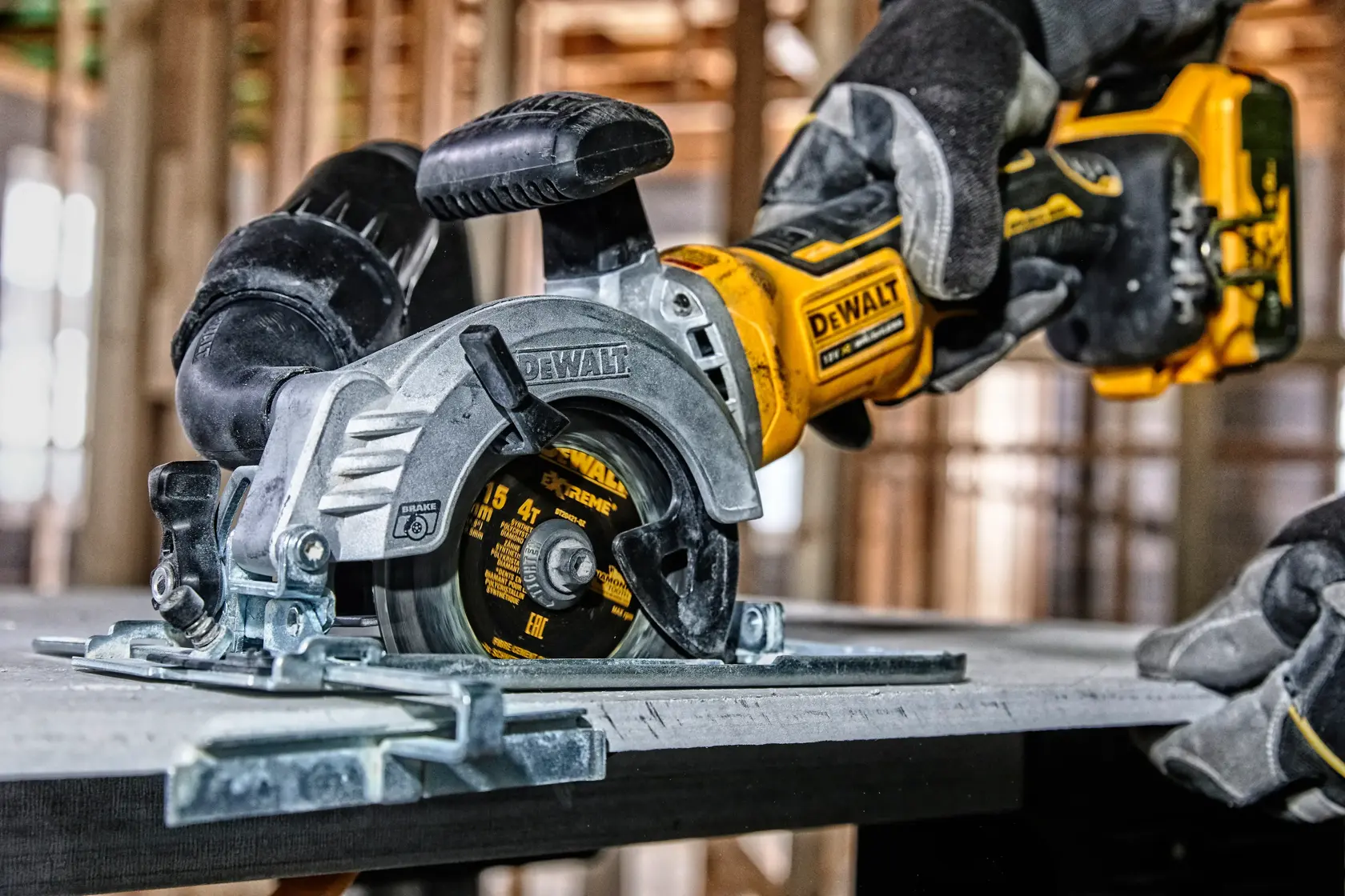 Graphique montrant la marque DEWALT XTREME Sub-Compact Series avec le slogan 'Compact et performance garantie' sur un fond jaune.
