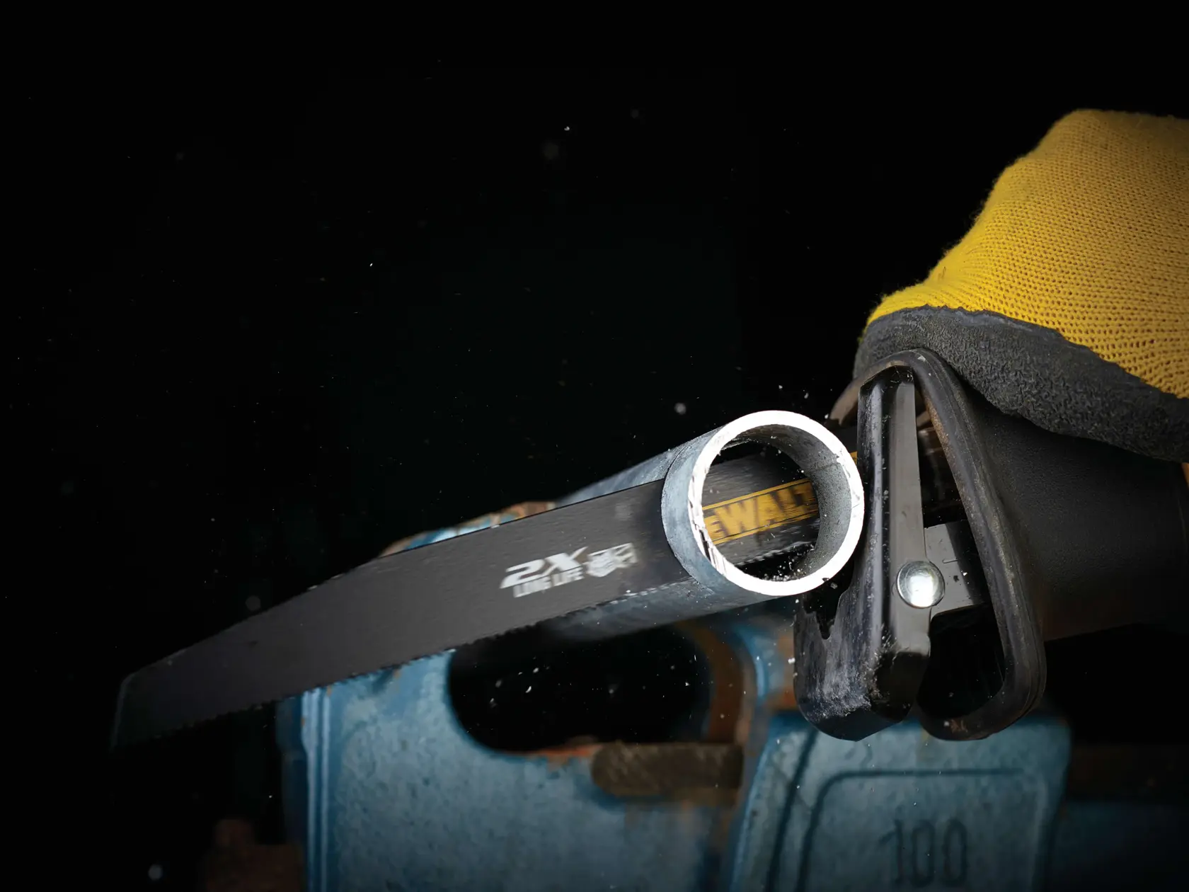 Graphique montrant la marque DEWALT XTREME Sub-Compact Series avec le slogan 'Compact et performance garantie' sur un fond jaune.