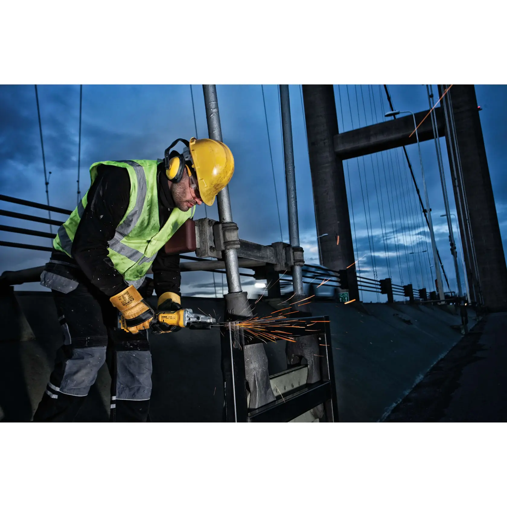 Graphique montrant la marque DEWALT XTREME Sub-Compact Series avec le slogan 'Compact et performance garantie' sur un fond jaune.