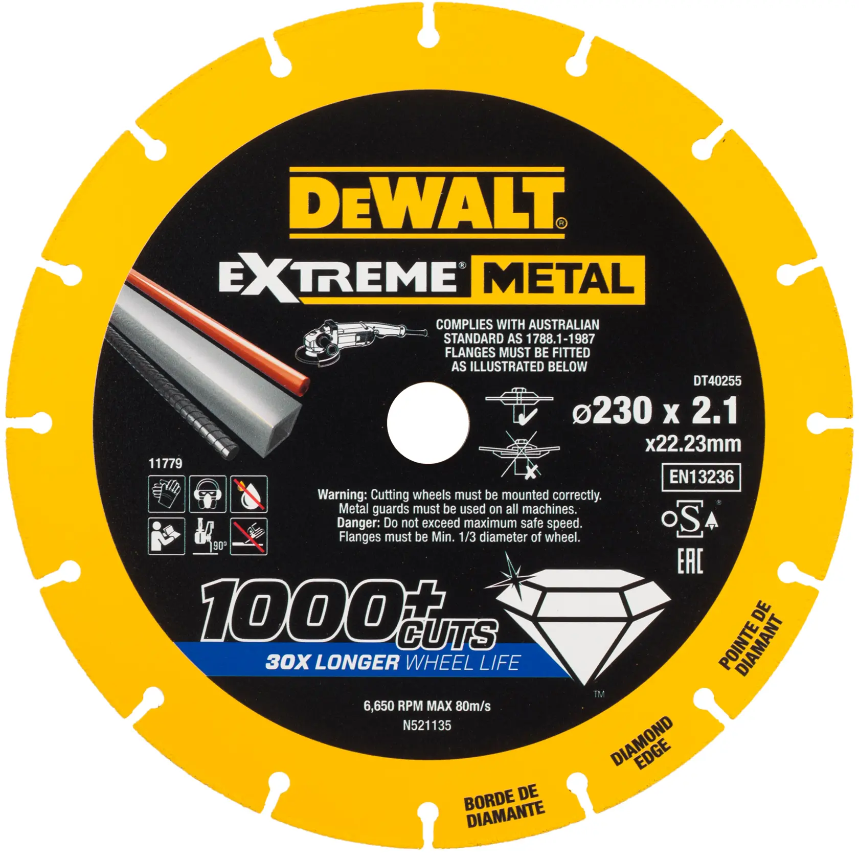 Immagine di una ruota da taglio DEWALT Extreme Metal (DT40255), diametro 230 mm con bordo diamantato. Il disco è giallo con il centro nero e testi in bianco, giallo e blu. Progettata per tagliare metallo, riporta '1000+ tagli' e 'durata della ruota 30 volte superiore'. Sono stampati avvisi di sicurezza e istruzioni per l'uso, oltre alla conformità agli standard australiani.