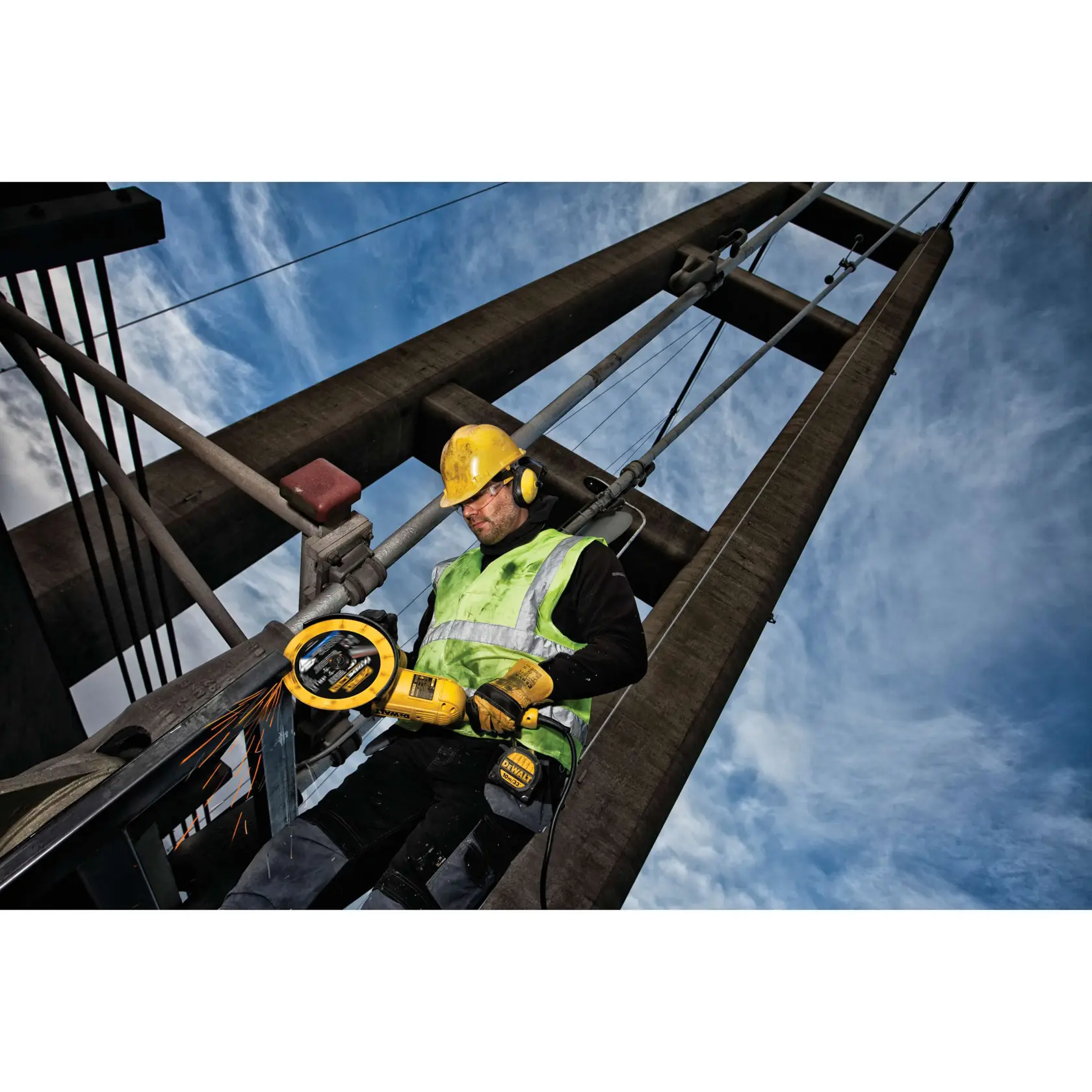 Graphique montrant la marque DEWALT XTREME Sub-Compact Series avec le slogan 'Compact et performance garantie' sur un fond jaune.