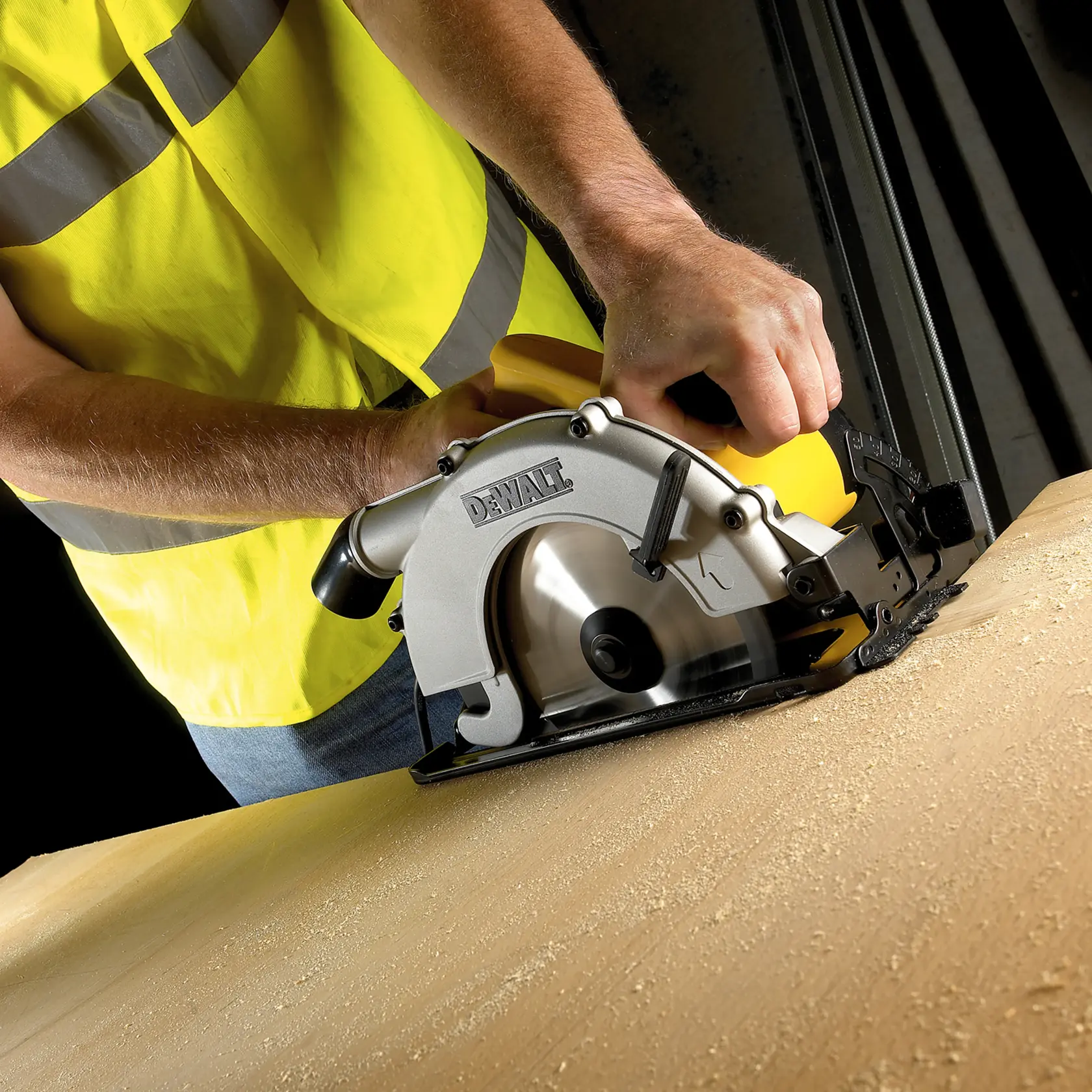 Graphique montrant la marque DEWALT XTREME Sub-Compact Series avec le slogan 'Compact et performance garantie' sur un fond jaune.