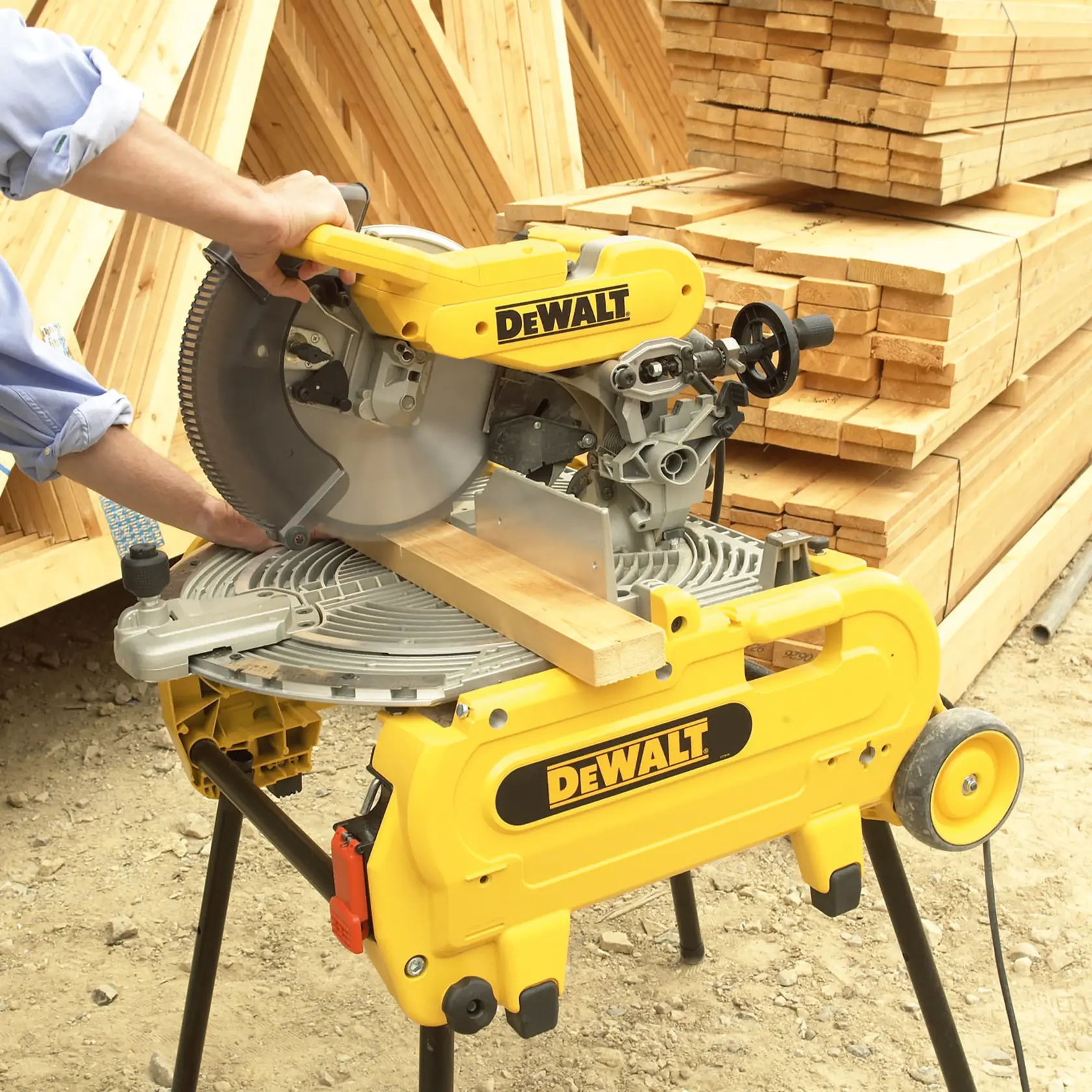 Graphique montrant la marque DEWALT XTREME Sub-Compact Series avec le slogan 'Compact et performance garantie' sur un fond jaune.
