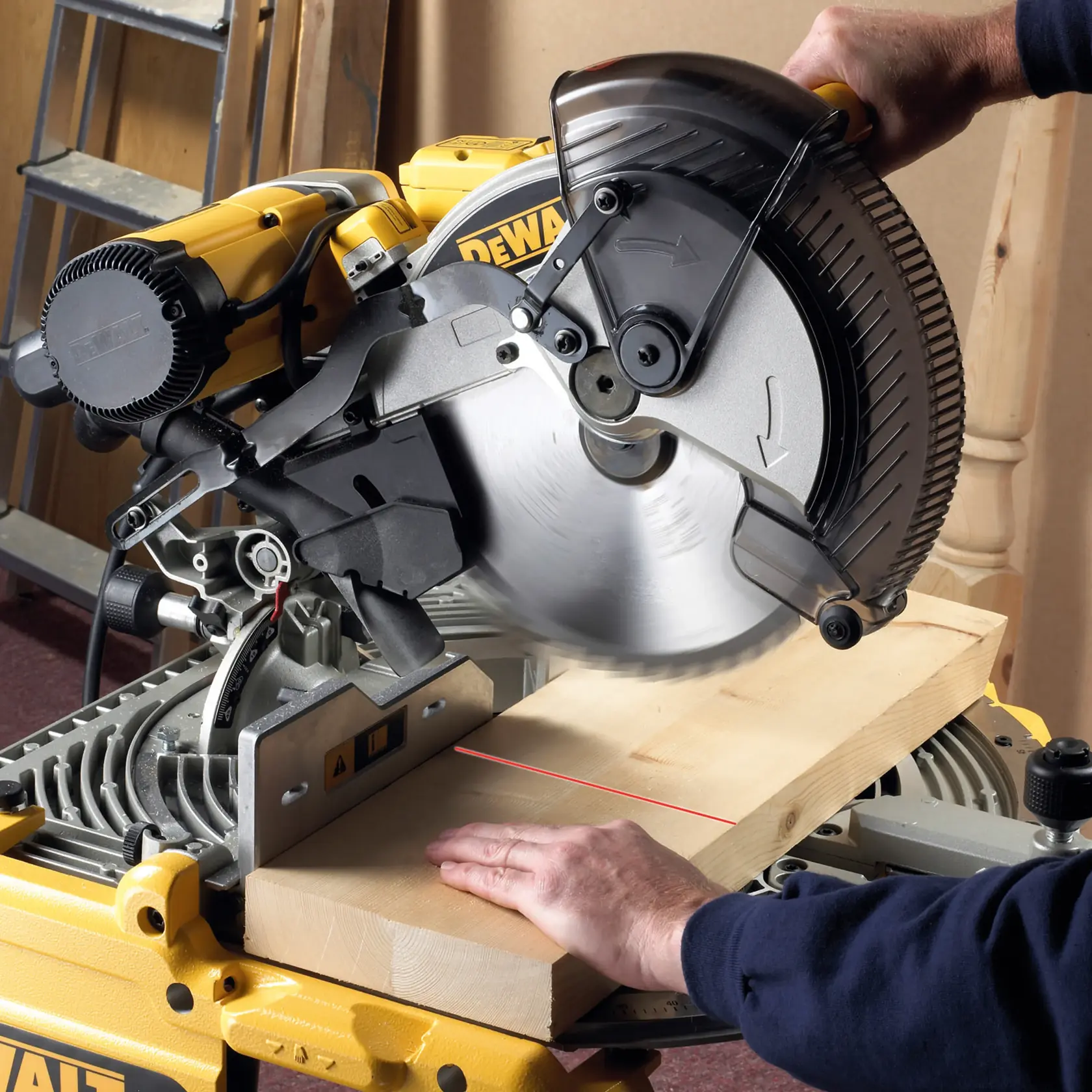 Graphique montrant la marque DEWALT XTREME Sub-Compact Series avec le slogan 'Compact et performance garantie' sur un fond jaune.