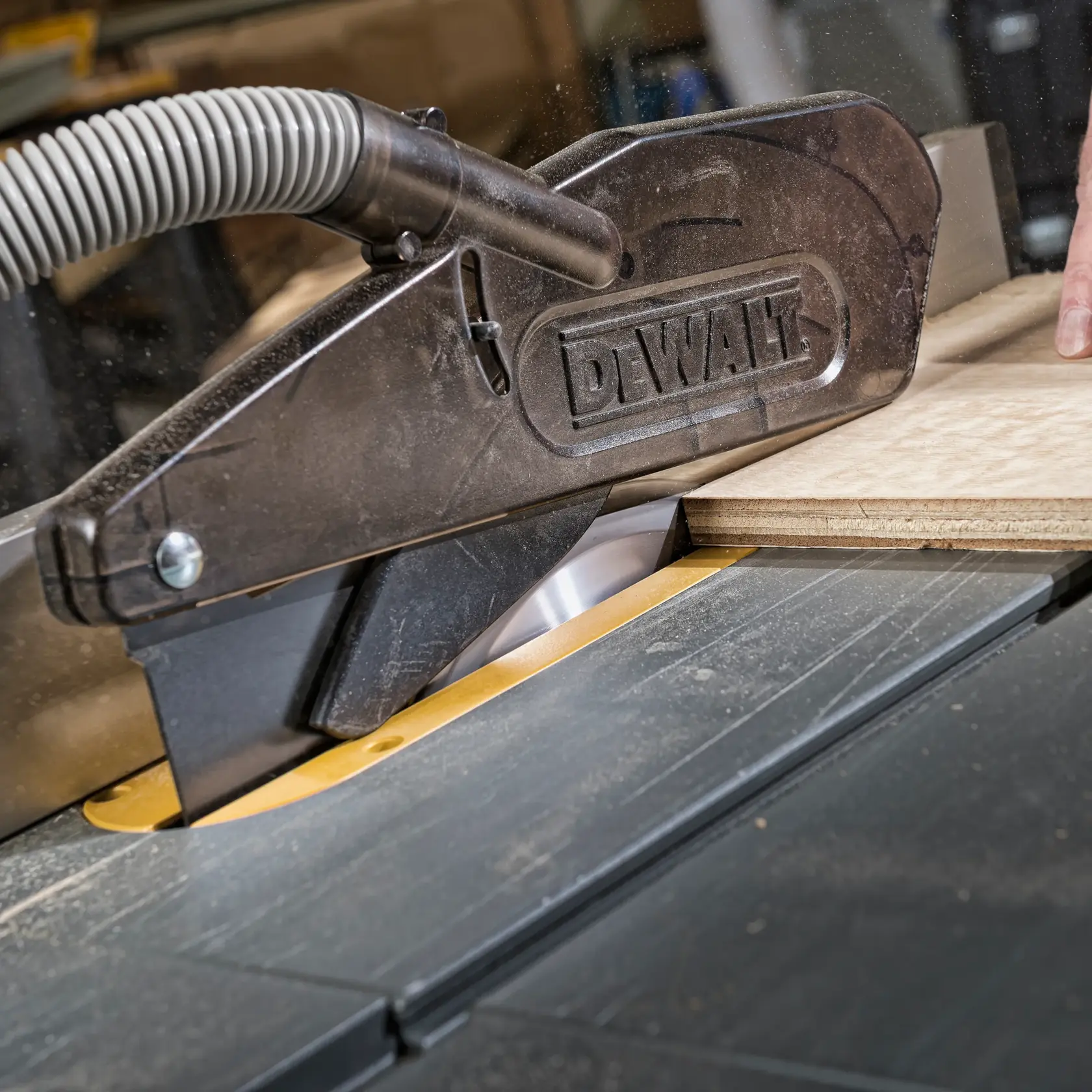 Graphique montrant la marque DEWALT XTREME Sub-Compact Series avec le slogan 'Compact et performance garantie' sur un fond jaune.