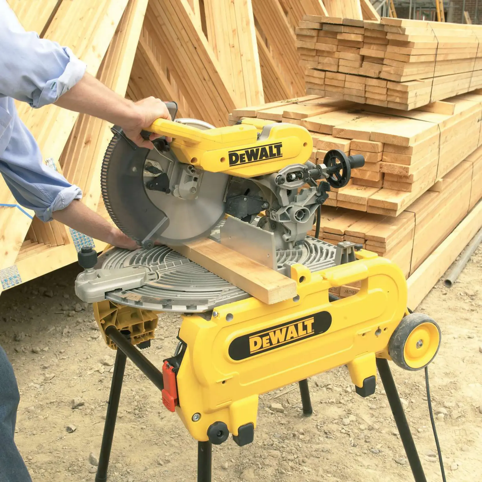 Graphique montrant la marque DEWALT XTREME Sub-Compact Series avec le slogan 'Compact et performance garantie' sur un fond jaune.