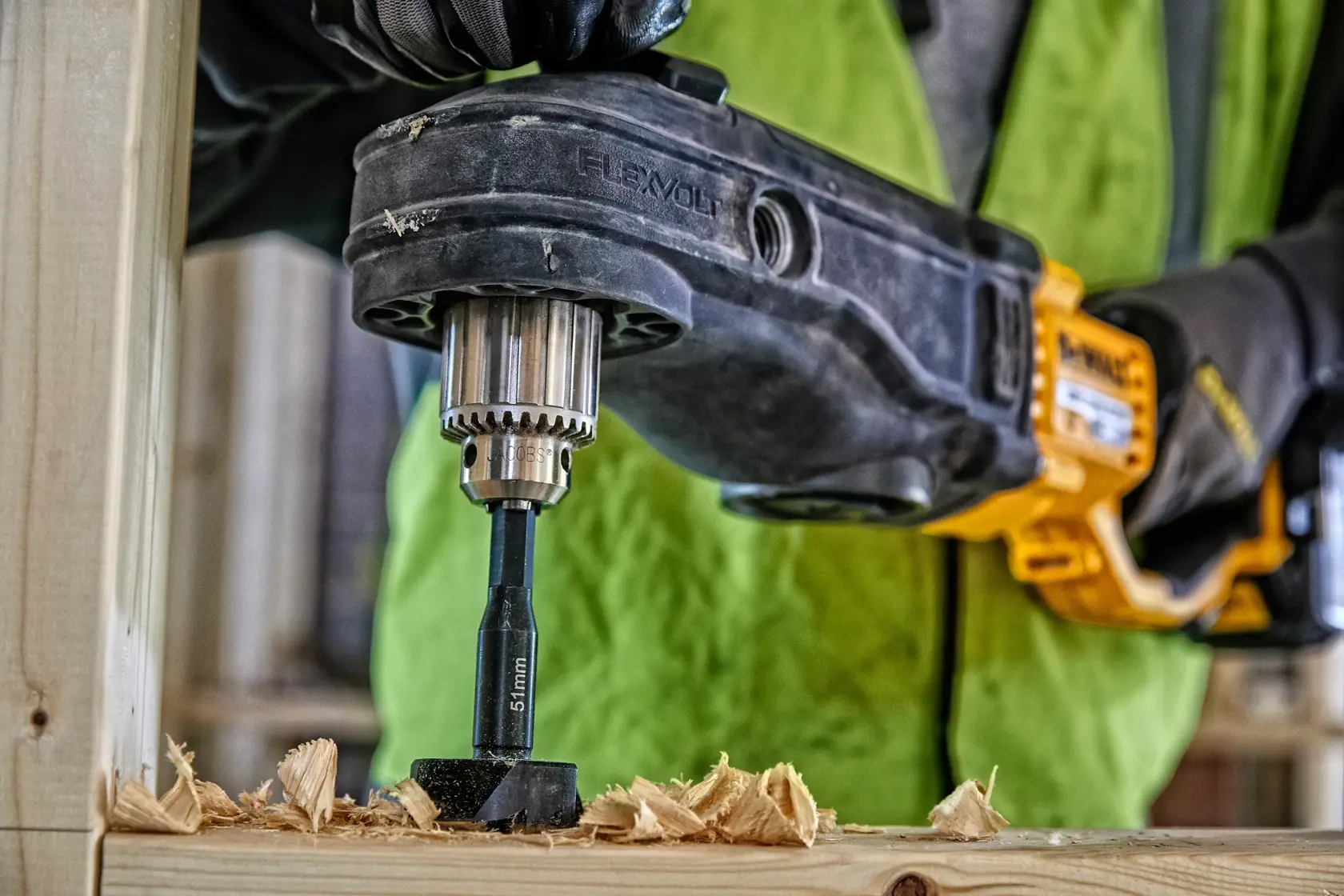 Graphique montrant la marque DEWALT XTREME Sub-Compact Series avec le slogan 'Compact et performance garantie' sur un fond jaune.