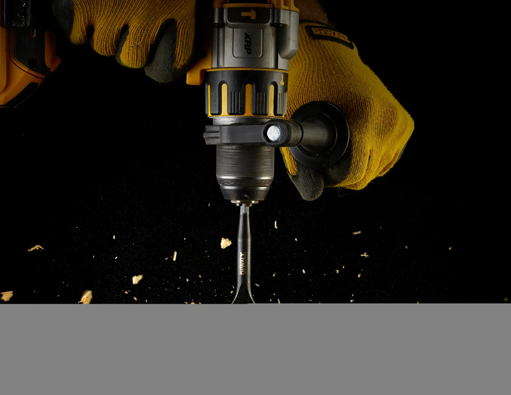 Graphique montrant la marque DEWALT XTREME Sub-Compact Series avec le slogan 'Compact et performance garantie' sur un fond jaune.