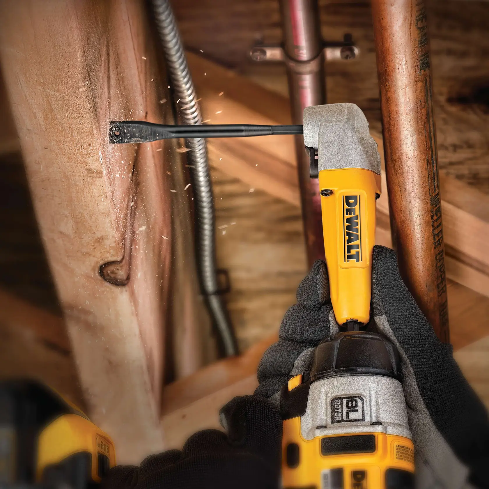 Graphique montrant la marque DEWALT XTREME Sub-Compact Series avec le slogan 'Compact et performance garantie' sur un fond jaune.