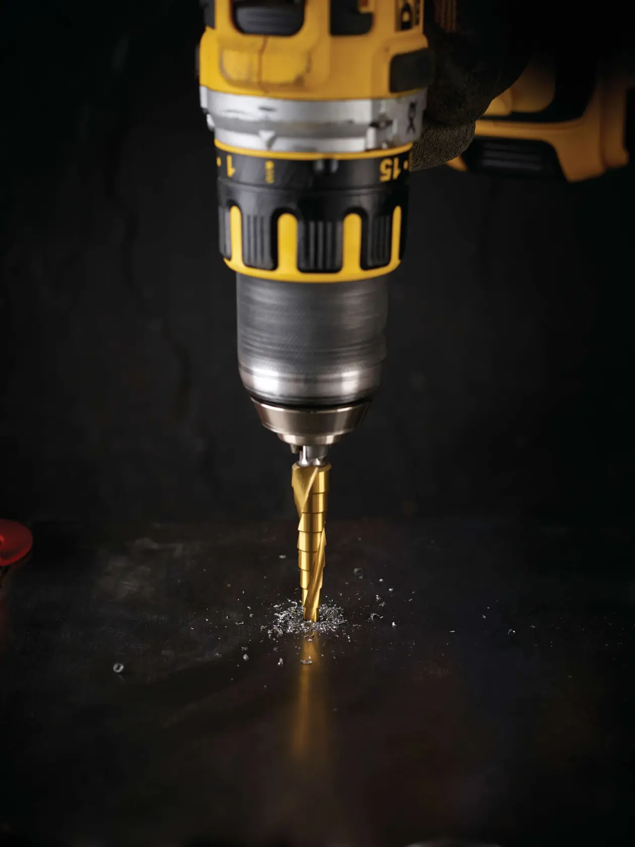 Graphique montrant la marque DEWALT XTREME Sub-Compact Series avec le slogan 'Compact et performance garantie' sur un fond jaune.