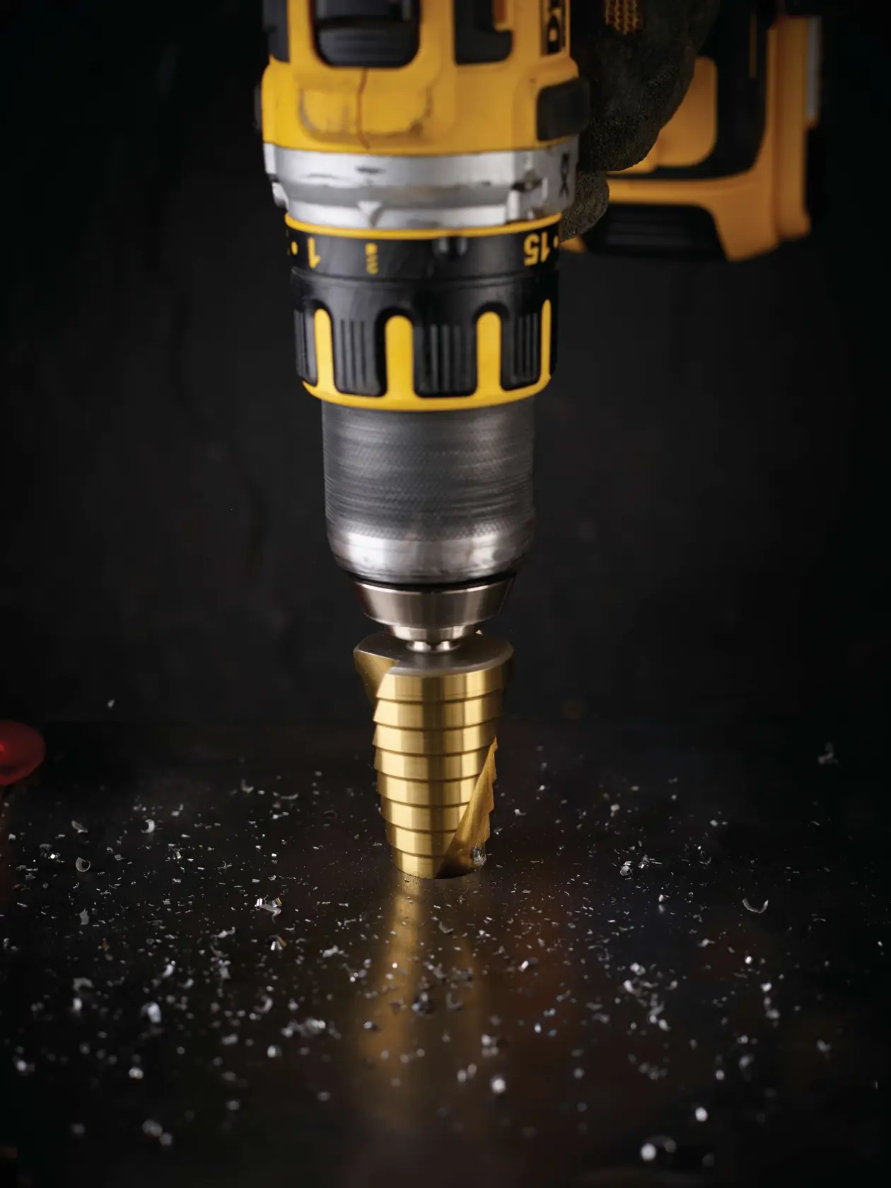 Graphique montrant la marque DEWALT XTREME Sub-Compact Series avec le slogan 'Compact et performance garantie' sur un fond jaune.