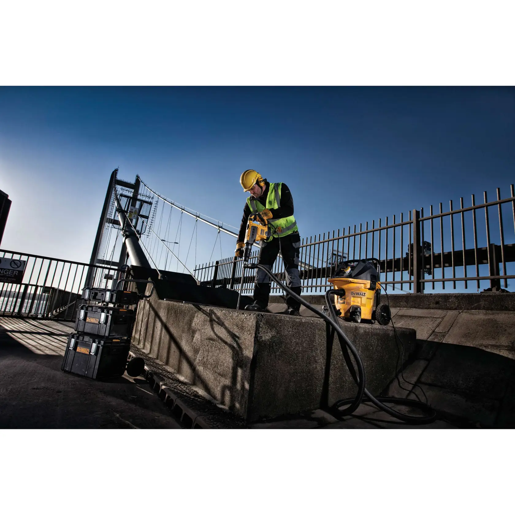 Graphique montrant la marque DEWALT XTREME Sub-Compact Series avec le slogan 'Compact et performance garantie' sur un fond jaune.