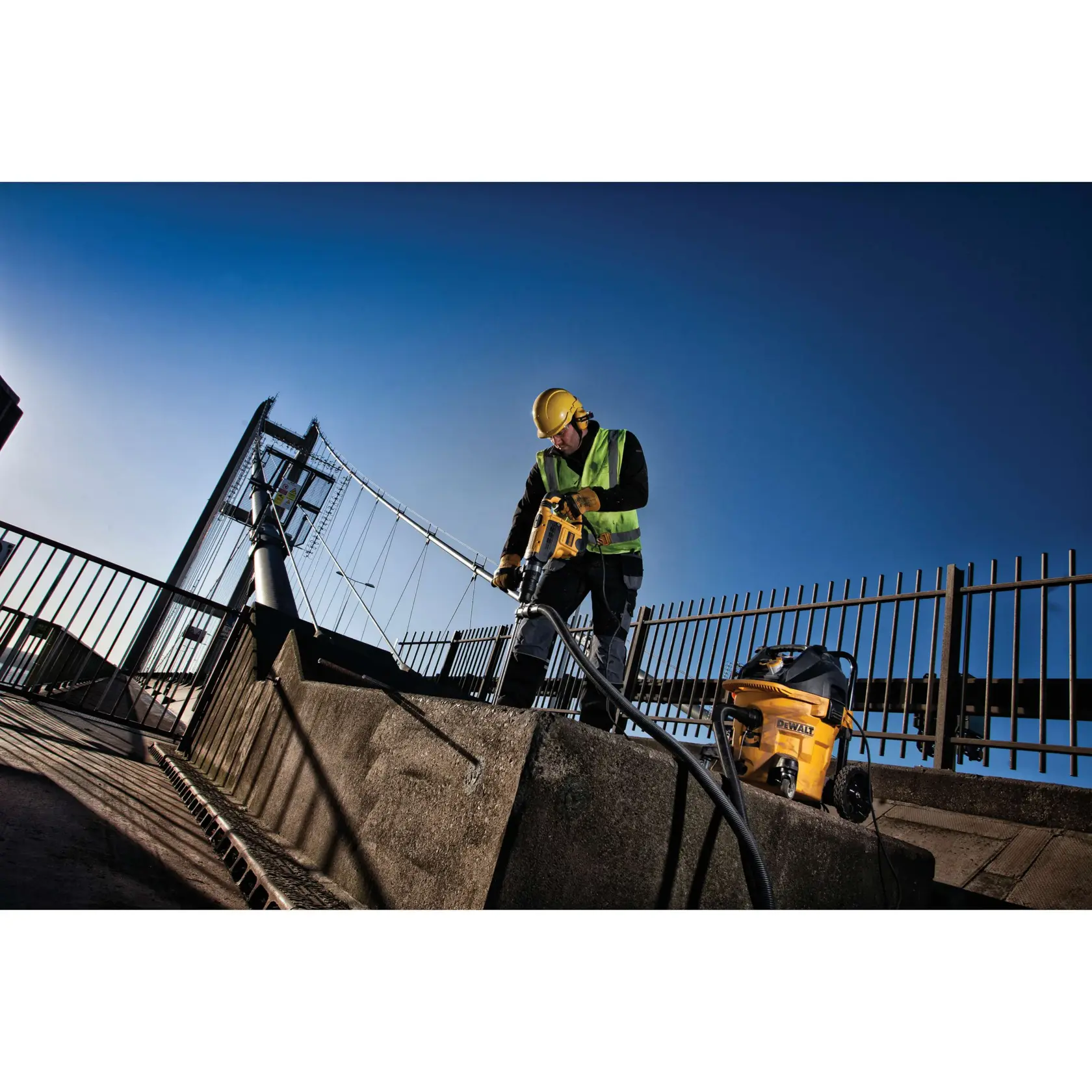 Graphique montrant la marque DEWALT XTREME Sub-Compact Series avec le slogan 'Compact et performance garantie' sur un fond jaune.