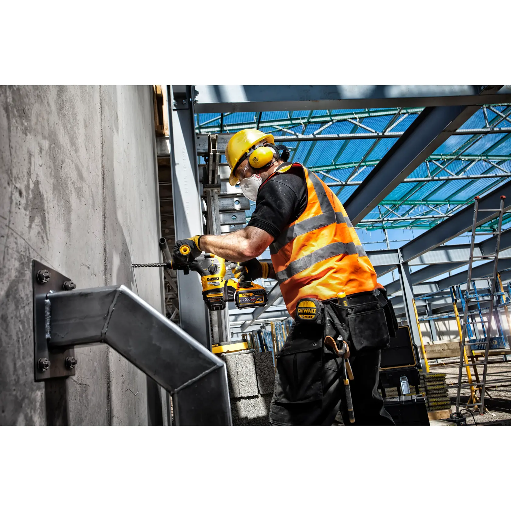 Graphique montrant la marque DEWALT XTREME Sub-Compact Series avec le slogan 'Compact et performance garantie' sur un fond jaune.