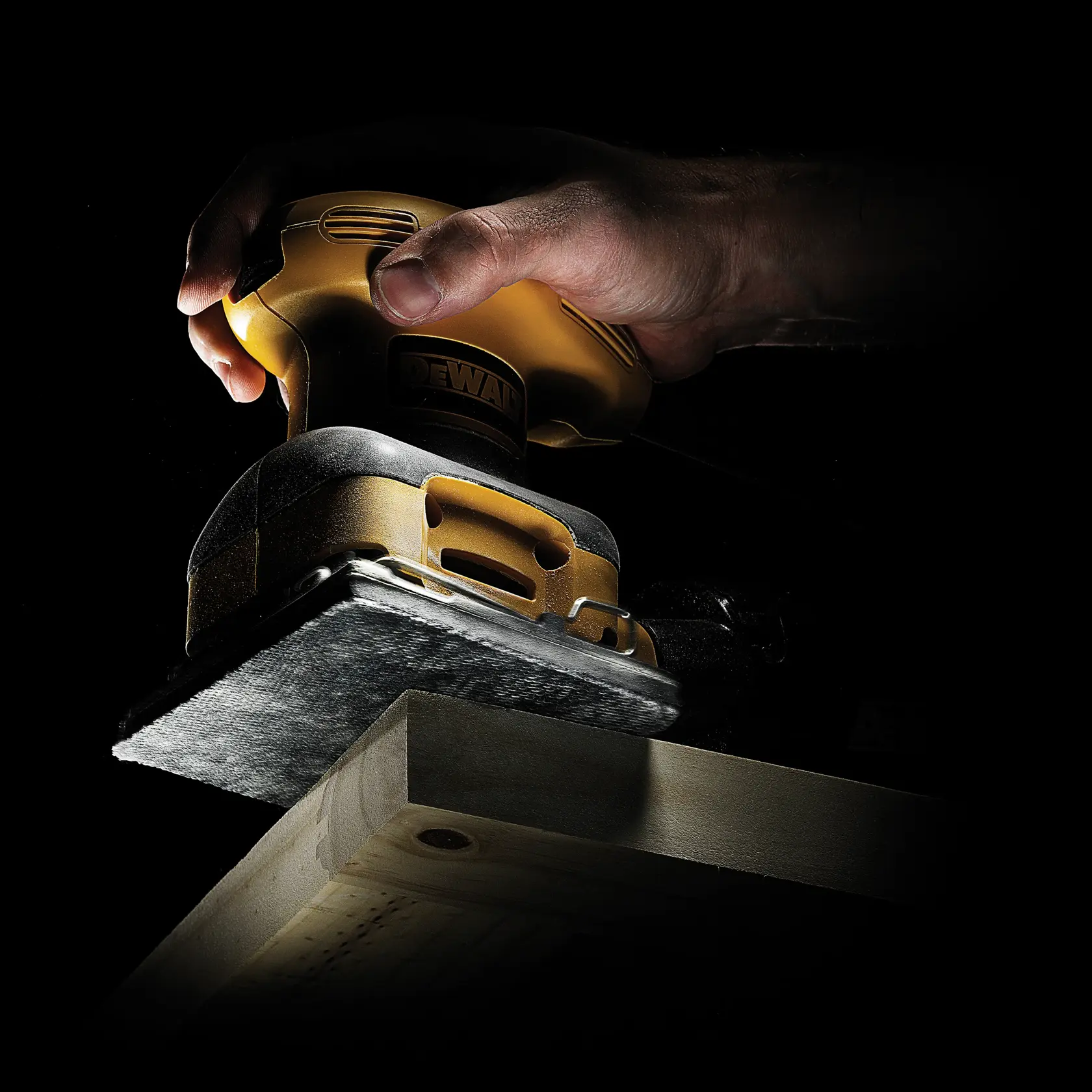 Graphique montrant la marque DEWALT XTREME Sub-Compact Series avec le slogan 'Compact et performance garantie' sur un fond jaune.