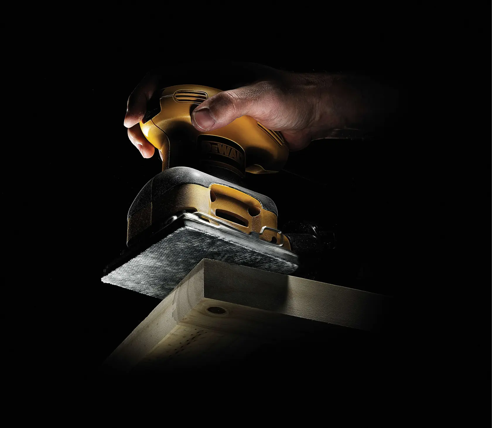 Graphique montrant la marque DEWALT XTREME Sub-Compact Series avec le slogan 'Compact et performance garantie' sur un fond jaune.
