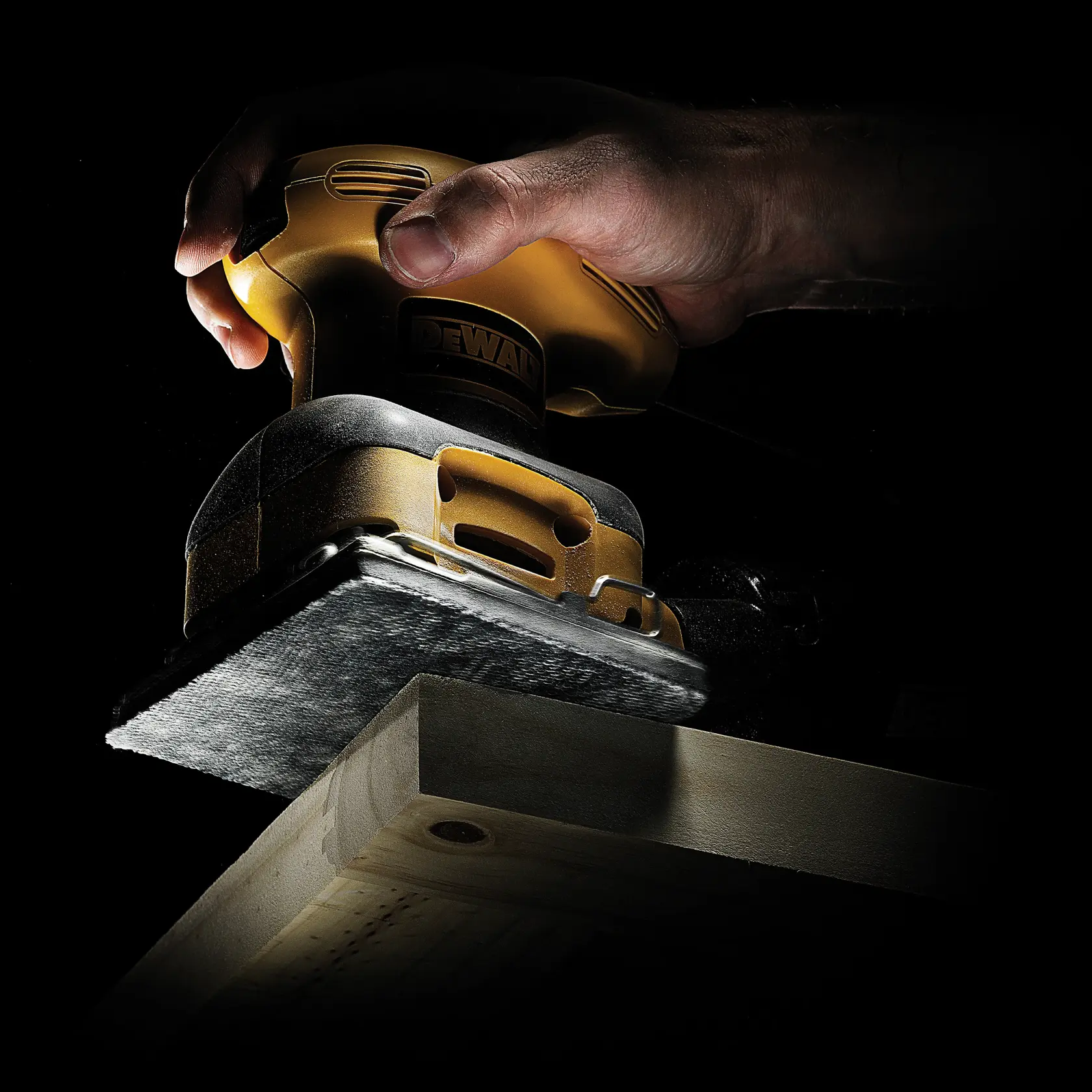 Graphique montrant la marque DEWALT XTREME Sub-Compact Series avec le slogan 'Compact et performance garantie' sur un fond jaune.