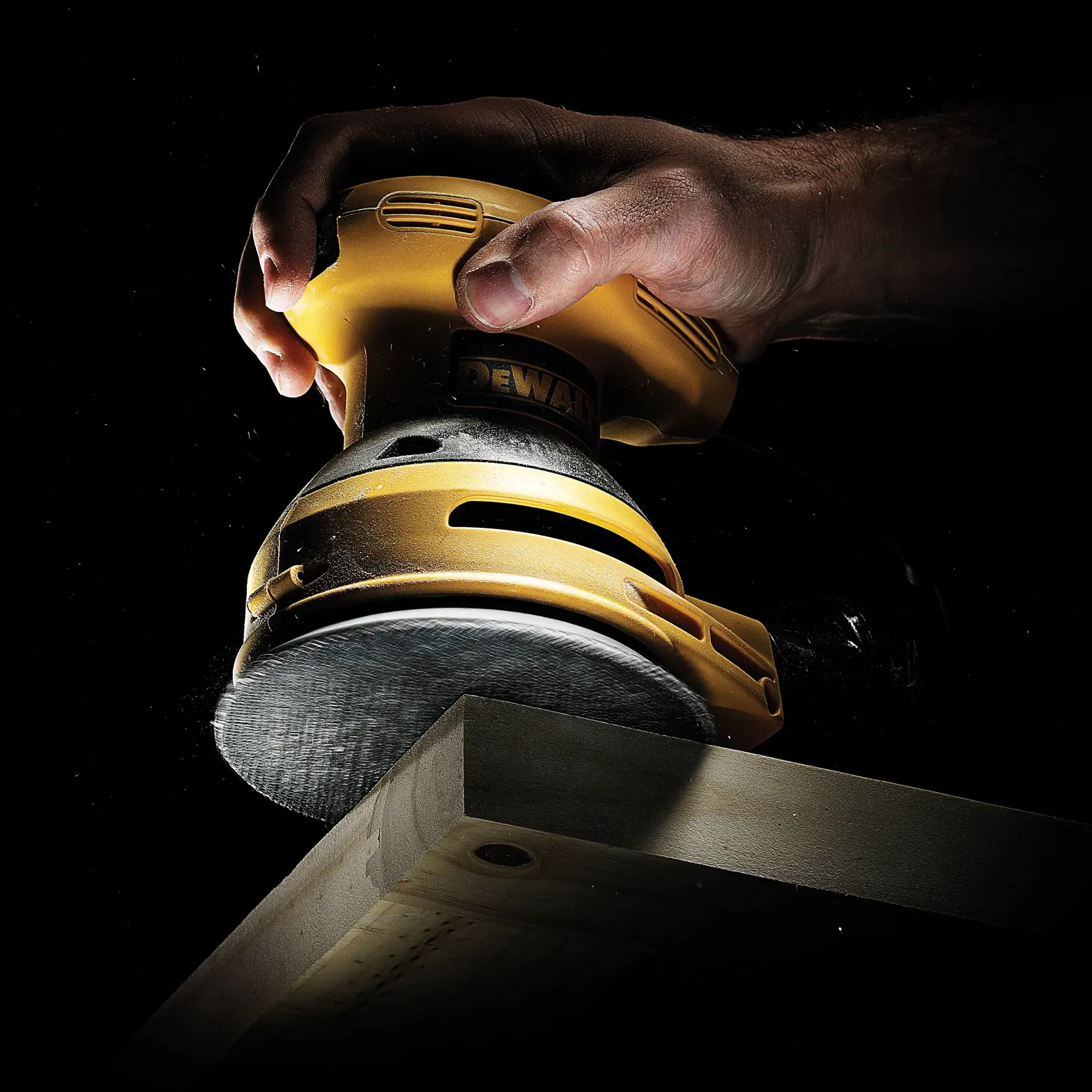 Graphique montrant la marque DEWALT XTREME Sub-Compact Series avec le slogan 'Compact et performance garantie' sur un fond jaune.
