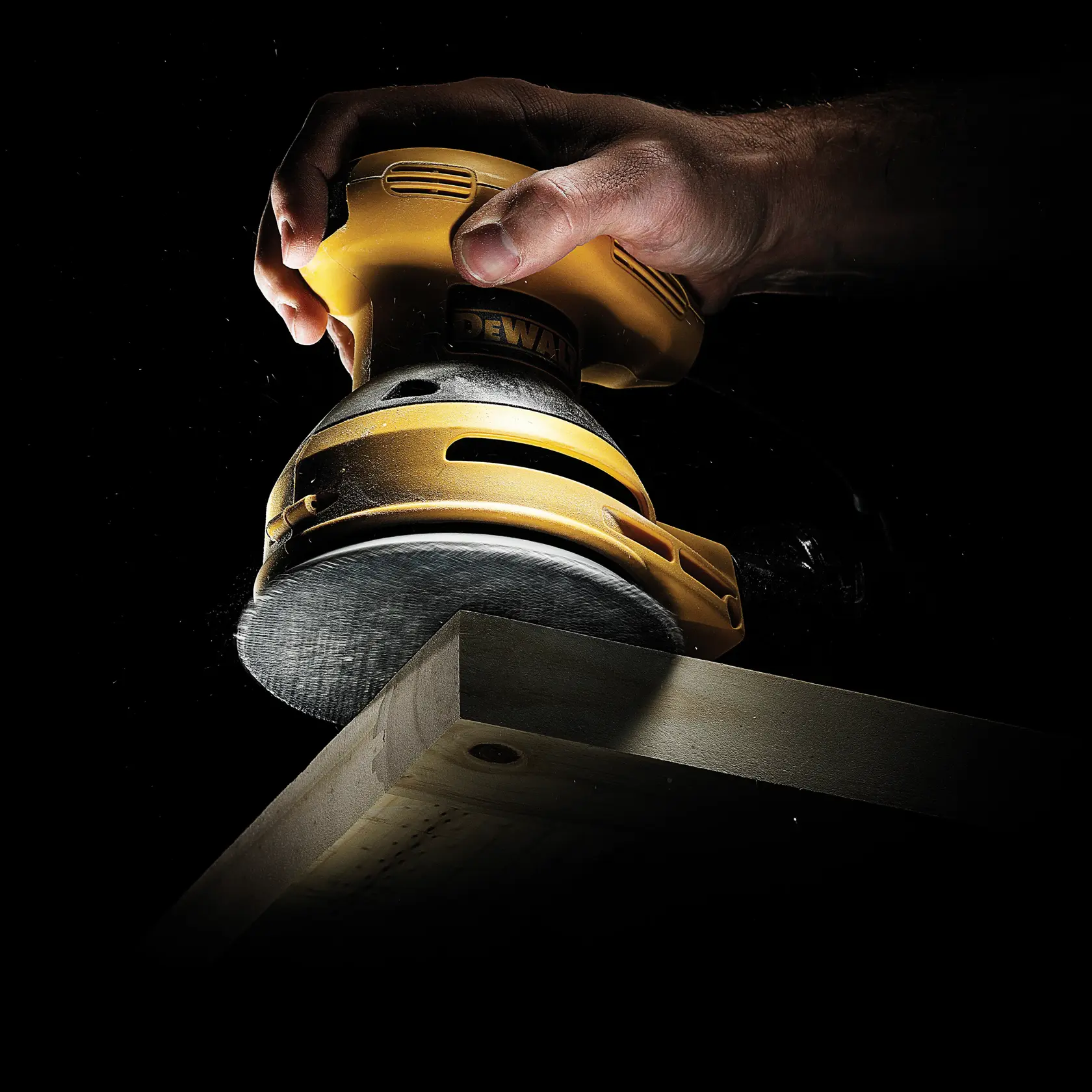 Graphique montrant la marque DEWALT XTREME Sub-Compact Series avec le slogan 'Compact et performance garantie' sur un fond jaune.