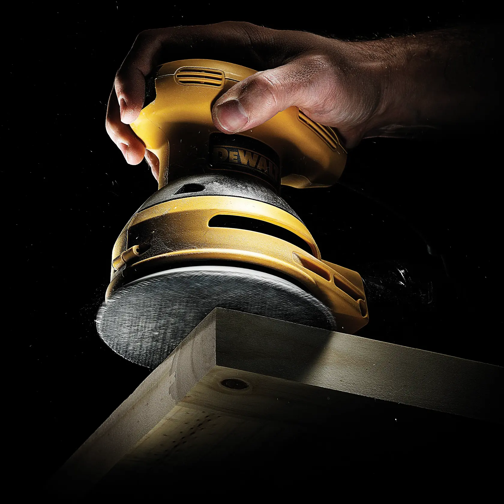 Graphique montrant la marque DEWALT XTREME Sub-Compact Series avec le slogan 'Compact et performance garantie' sur un fond jaune.