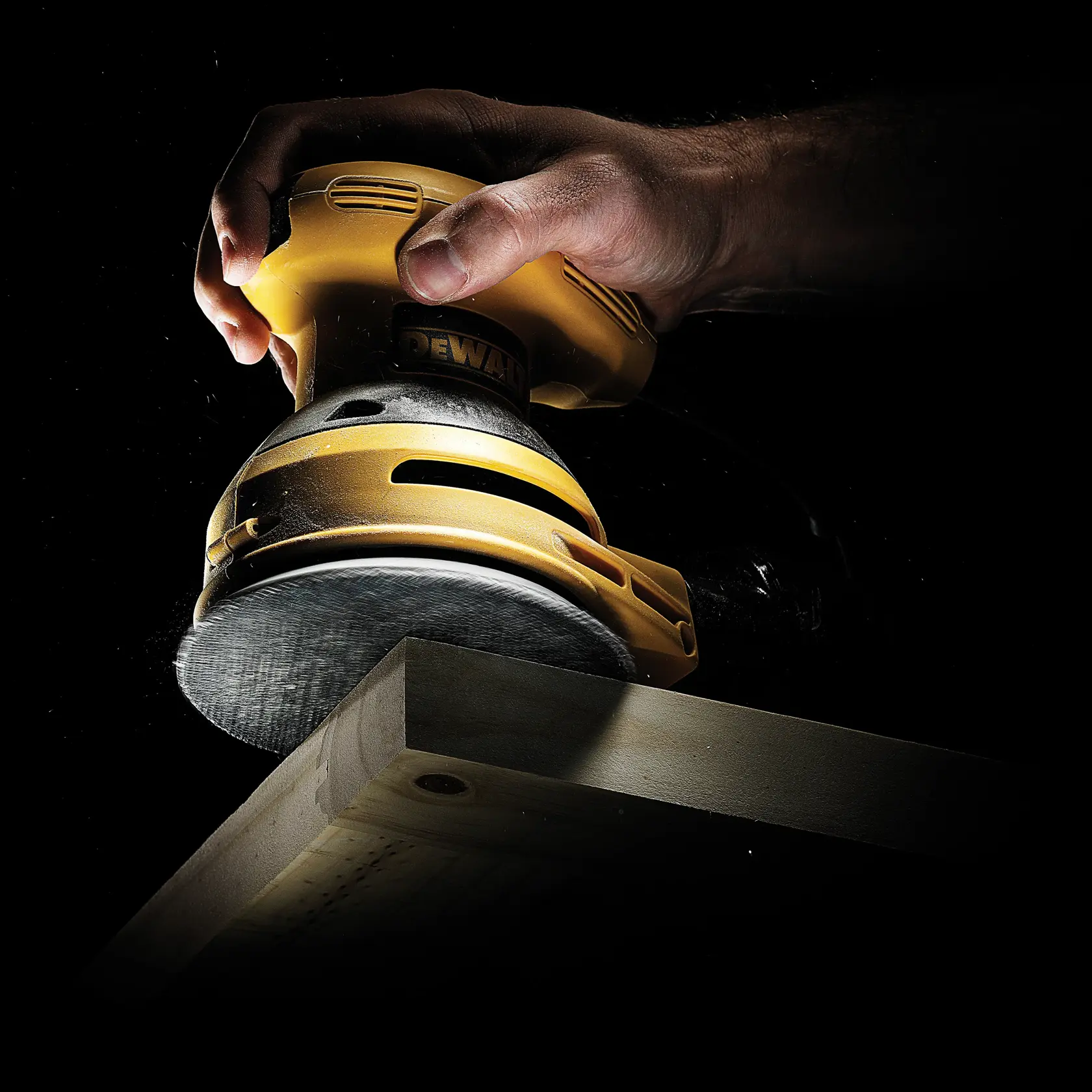 Graphique montrant la marque DEWALT XTREME Sub-Compact Series avec le slogan 'Compact et performance garantie' sur un fond jaune.
