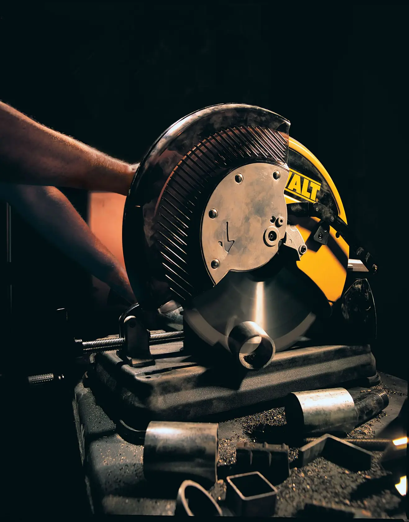 Image of a DEWALT metal cutting saw, model DW872, with labeled features including an ergonomic handle, adjustable quick-fence, large cutting capacity, quick-lock vise, and easy transportability to and from jobsites.