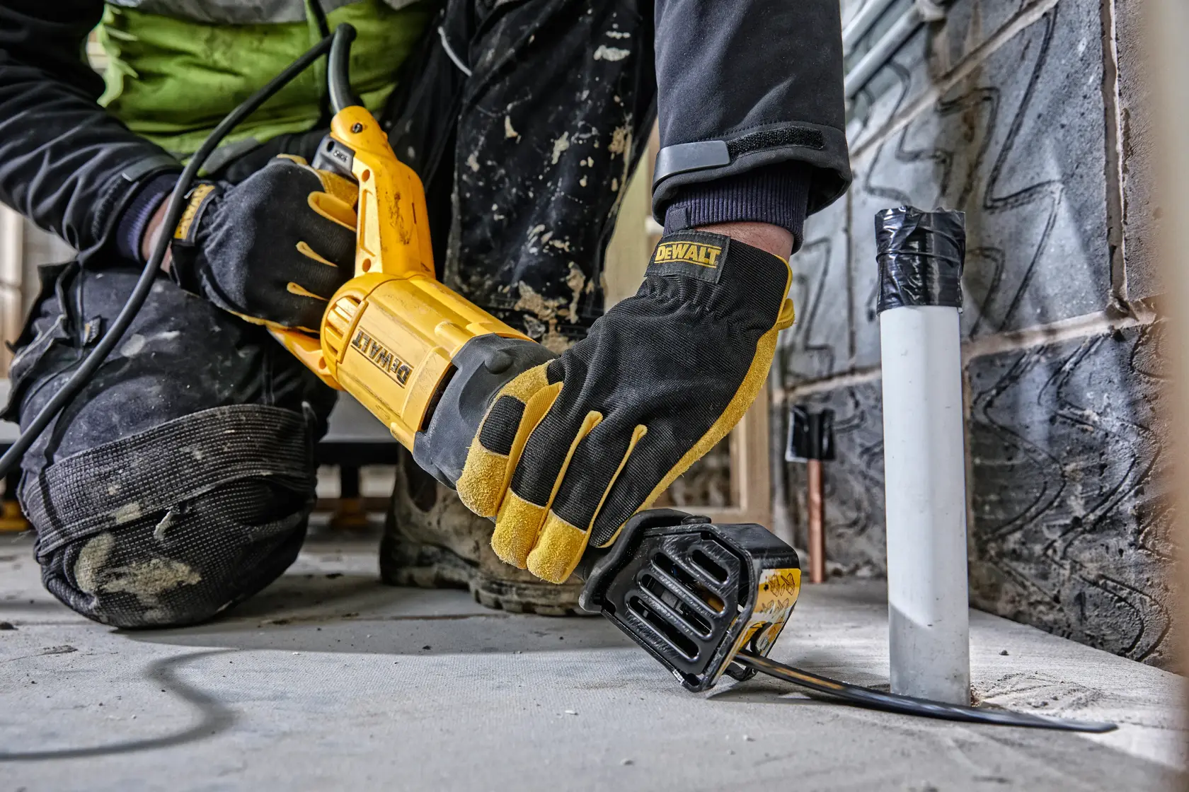 Une scie sabre DEWALT présentée dans un coffret de transport robuste ouvert. L'image met en avant les caractéristiques principales : 2 800 CPM (coups par minute), une pince à lame à 4 positions et une longueur de course de 29 mm.
