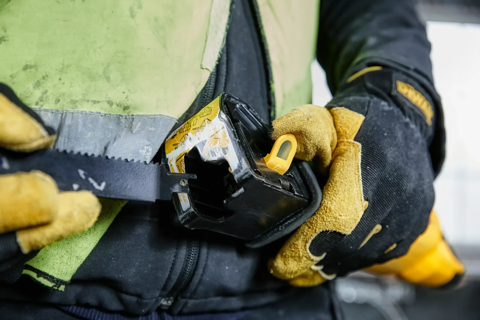 Une scie sabre DEWALT de couleur jaune et noire, présentée sur un fond blanc. Sous la scie, le texte indique : 'Idéal pour les plombiers, les électriciens et les constructeurs.'