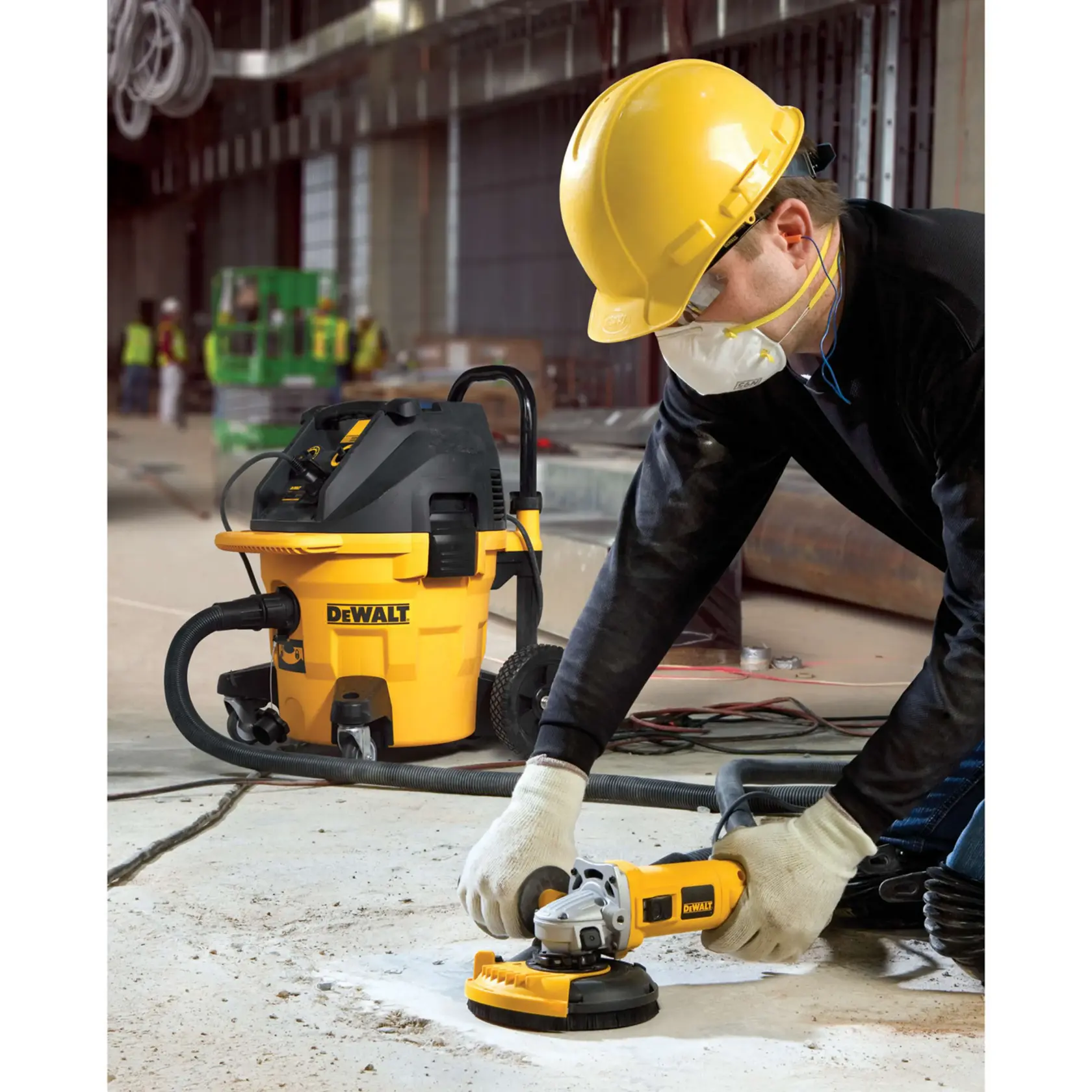 Un accessoire de protection contre la poussière DEWALT DWE46150 pour meuleuse d’angle, fabriqué en plastique noir et jaune avec des étiquettes et une ouverture circulaire pour l'installation sur l’outil.