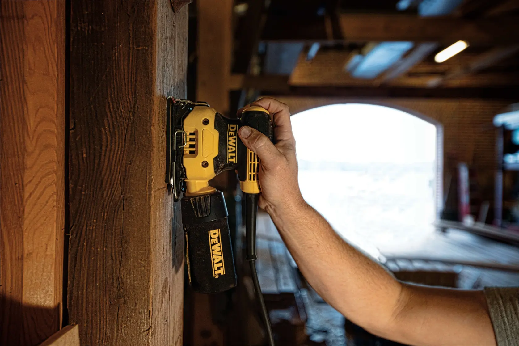 Kit de ponceuse électrique DEWALT comprenant une ponceuse jaune et noire, un sac à poussière, un tampon de ponçage supplémentaire et une mallette noire avec le logo DEWALT.