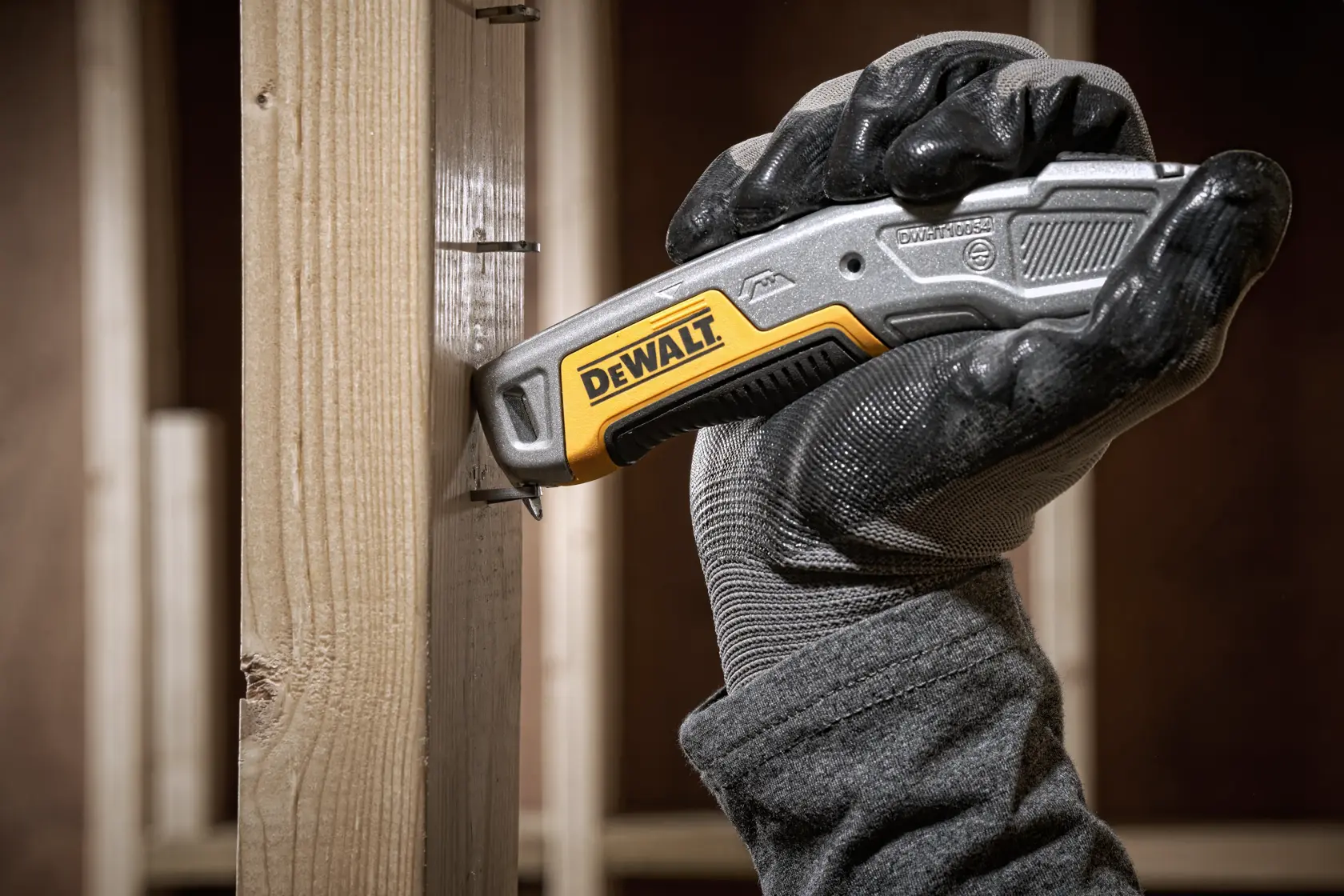 Coltello da demolizione DEWALT® a corpo fisso con lama retrattile