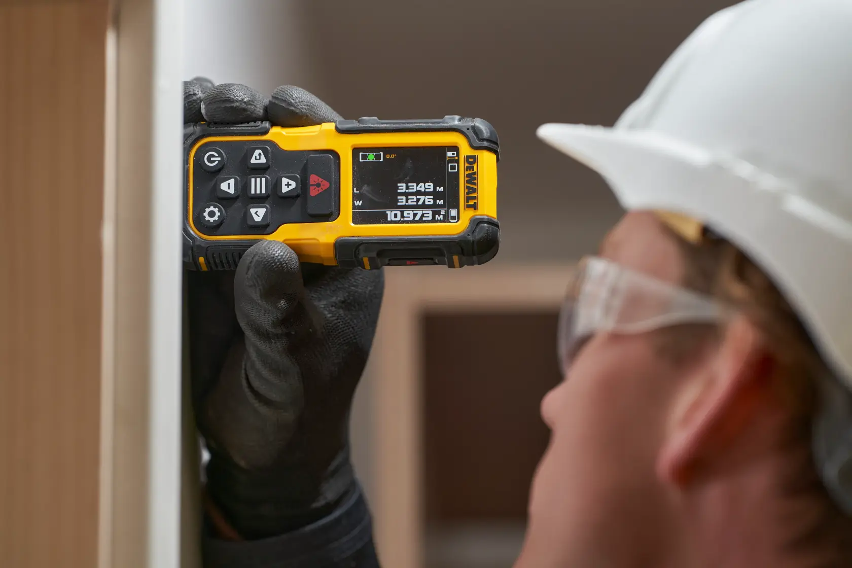 Misuratore di distanze laser 60 metri con batteria al litio ricaricabile. Misura da 0,15 a 60 metri.