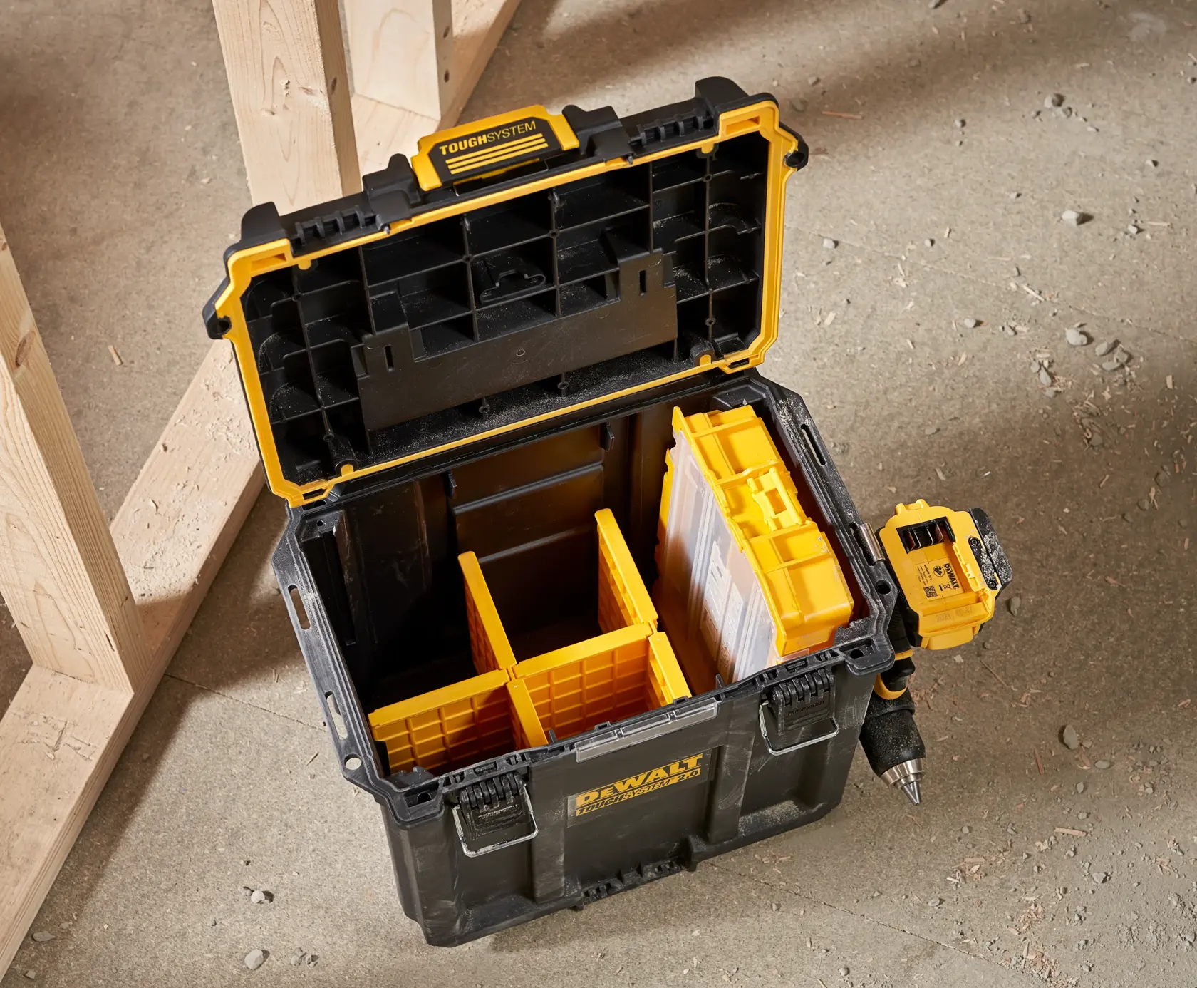 Graphique promotionnel DEWALT ToughSystem 2.0 avec le slogan 'Storage Built to Handle It' en grandes lettres jaunes sur un fond sombre texturé.