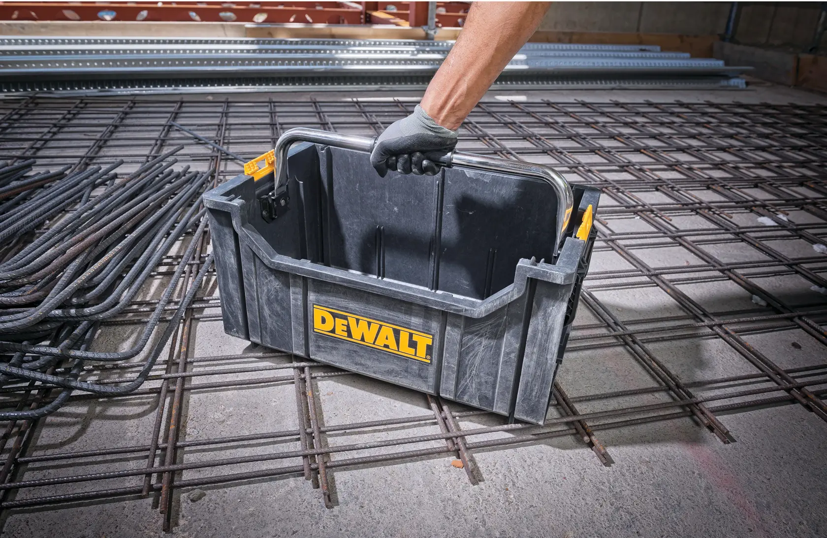 Graphique promotionnel DEWALT ToughSystem 2.0 avec le slogan 'Storage Built to Handle It' en grandes lettres jaunes sur un fond sombre texturé.