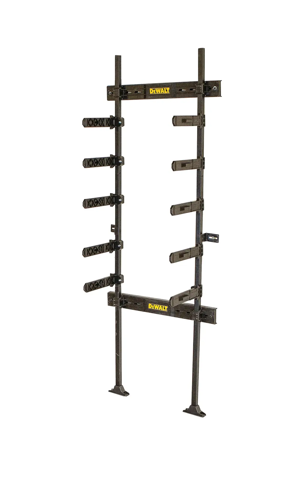 Uno scaffale di metallo DEWALT con più bracci orizzontali, progettato per organizzare e contenere utensili o materiali lunghi. Lo scaffale è autoportante e nero con etichette gialle DEWALT.