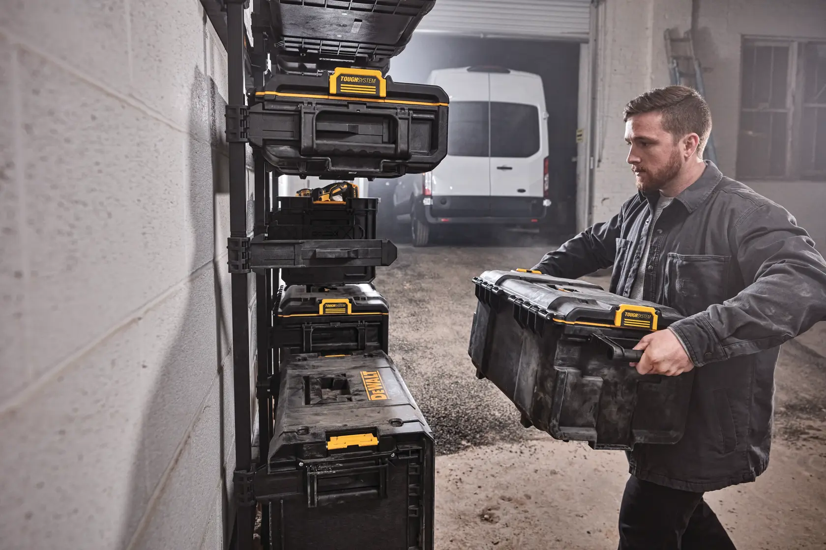 Graphique promotionnel DEWALT ToughSystem 2.0 avec le slogan 'Storage Built to Handle It' en grandes lettres jaunes sur un fond sombre texturé.