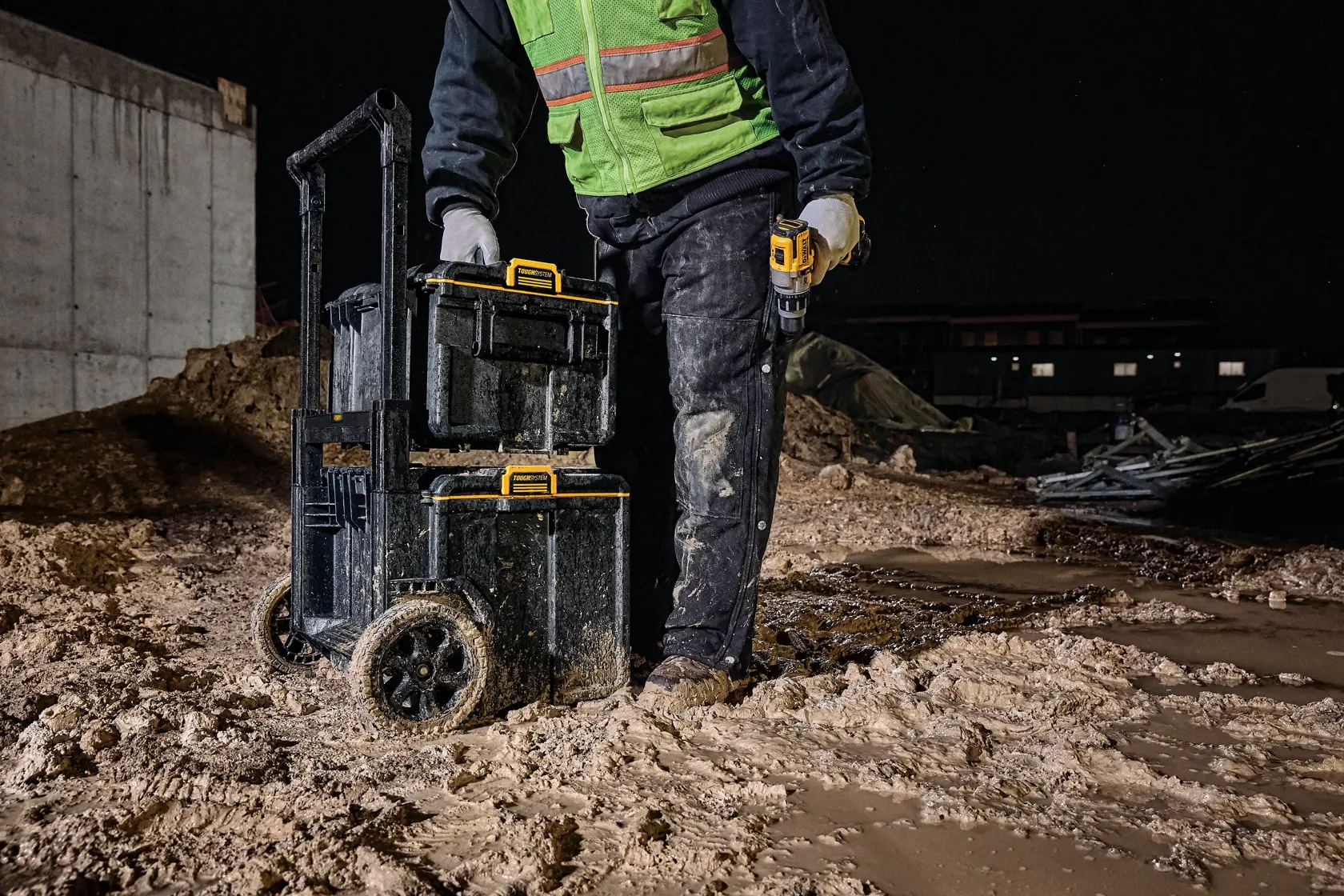 Graphique promotionnel DEWALT ToughSystem 2.0 avec le slogan 'Storage Built to Handle It' en grandes lettres jaunes sur un fond sombre texturé.