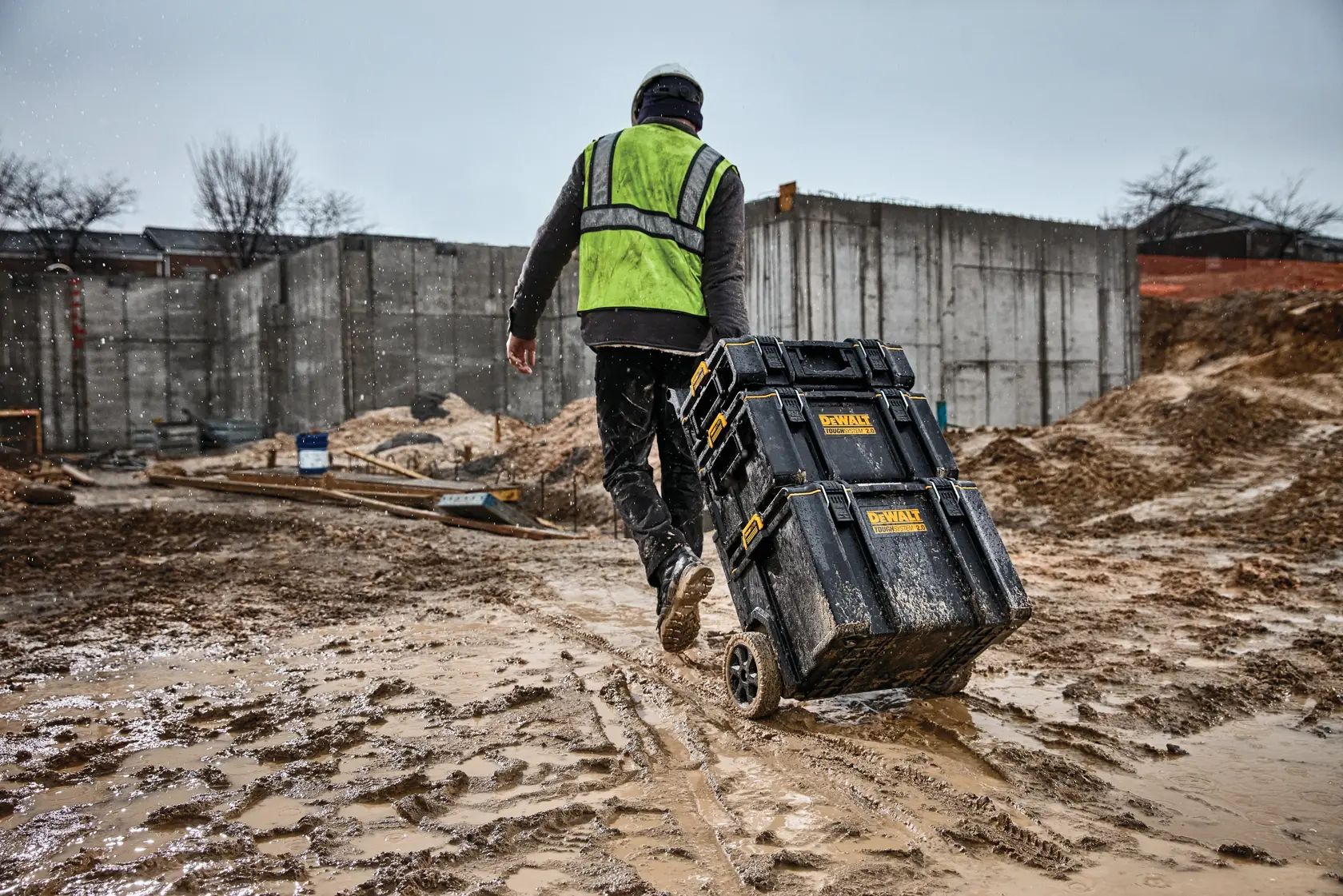 Graphique promotionnel DEWALT ToughSystem 2.0 avec le slogan 'Storage Built to Handle It' en grandes lettres jaunes sur un fond sombre texturé.