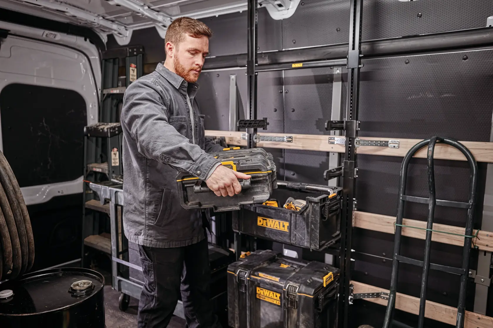 Graphique promotionnel DEWALT ToughSystem 2.0 avec le slogan 'Storage Built to Handle It' en grandes lettres jaunes sur un fond sombre texturé.