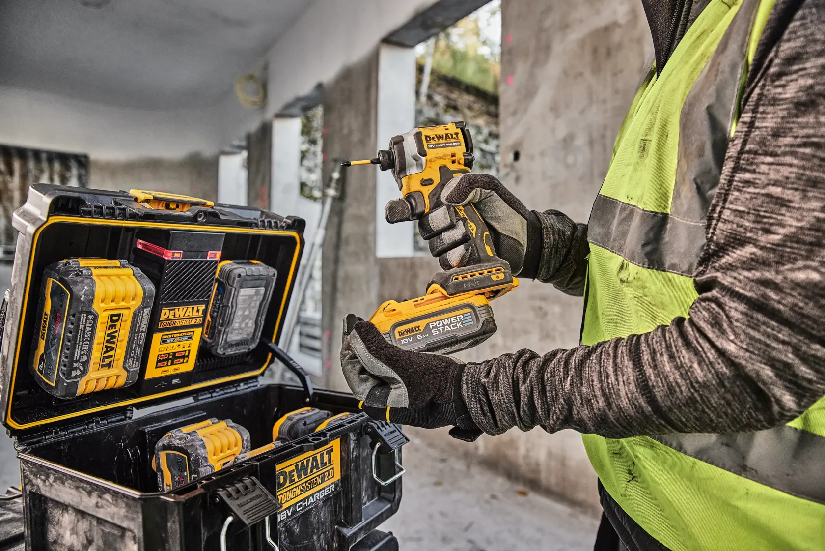 Graphique promotionnel DEWALT ToughSystem 2.0 avec le slogan 'Storage Built to Handle It' en grandes lettres jaunes sur un fond sombre texturé.