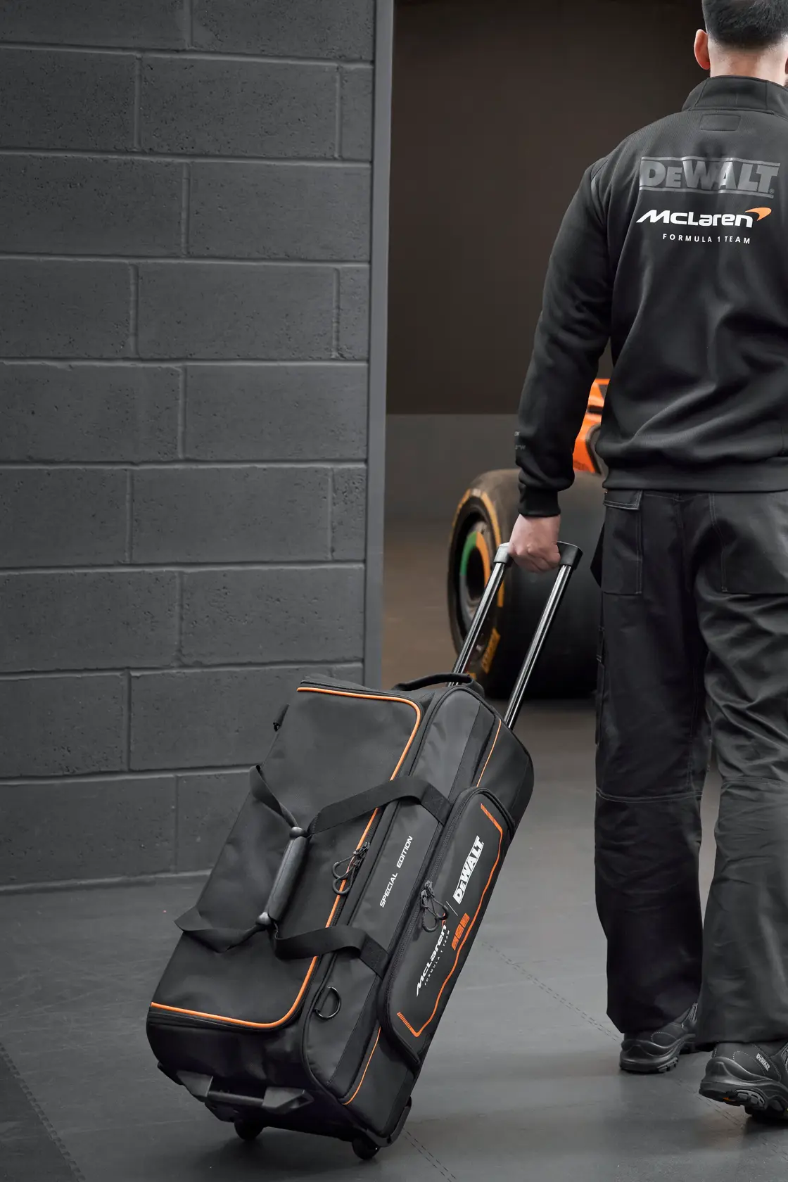 Borsone con ruote e manico telecospico 28'' McLaren